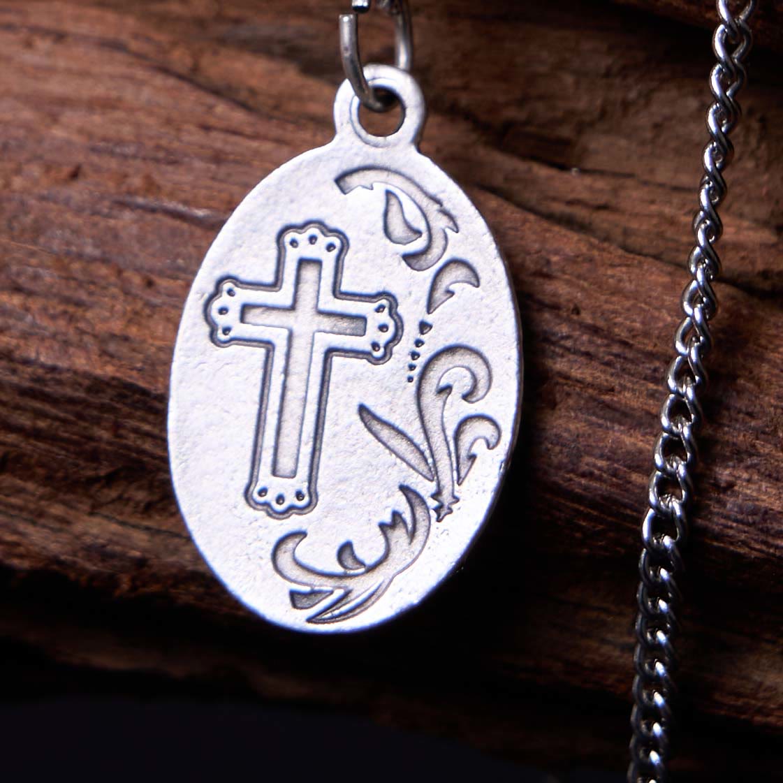Collar con colgante de cruz y flor del Sagrado Corazón de Jesús de estilo clásico