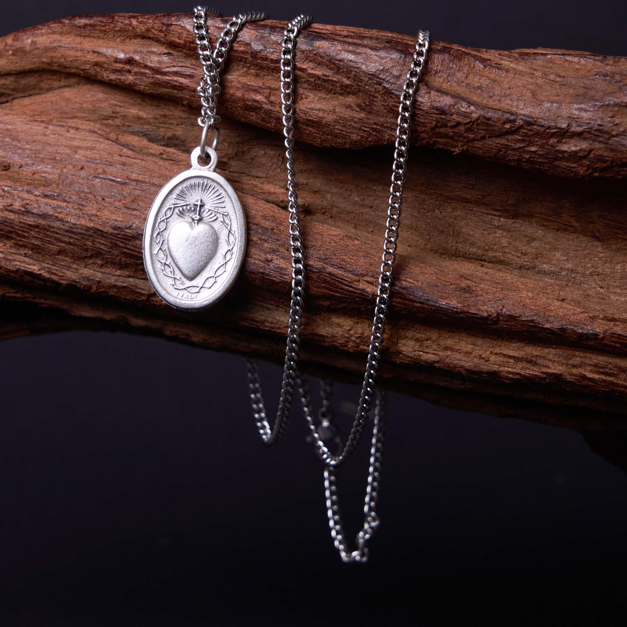 Collar con colgante de cruz y flor del Sagrado Corazón de Jesús de estilo clásico