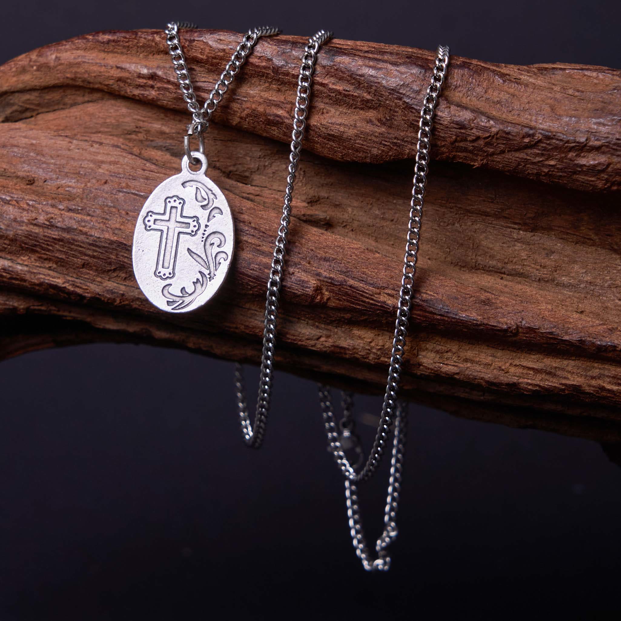 Collar con colgante de cruz y flor del Sagrado Corazón de Jesús de estilo clásico