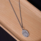 Collar con colgante de cruz y flor del Sagrado Corazón de Jesús de estilo clásico