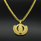 Collar con colgante de rama de olivo de estilo clásico con pedrería de Nuestra Señora de Guadalupe
