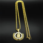 Collar con colgante de rama de olivo de estilo clásico con pedrería de Nuestra Señora de Guadalupe