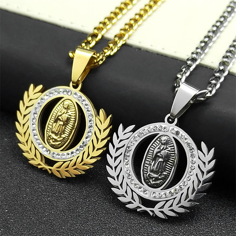 Collar con colgante de rama de olivo de estilo clásico con pedrería de Nuestra Señora de Guadalupe