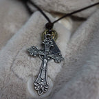 Collar de piel con colgante de crucifijo de estilo clásico retro