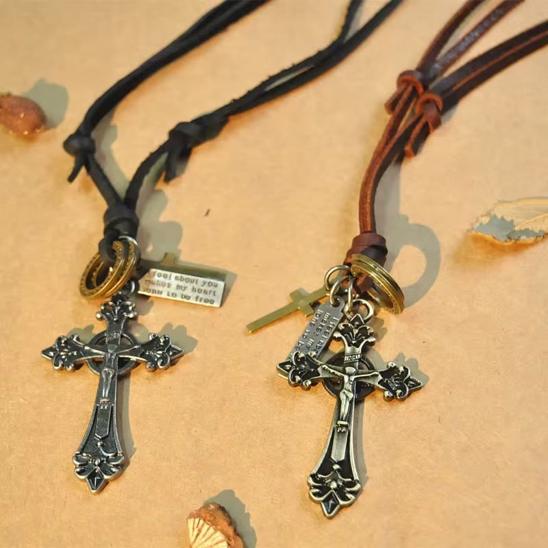 Collar de piel con colgante de crucifijo de estilo clásico retro