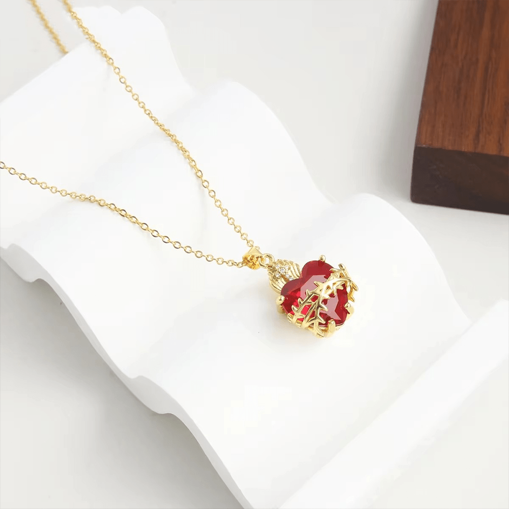 Collar con colgante del Sagrado Corazón de Jesús con piedras preciosas rojas y estilo moderno