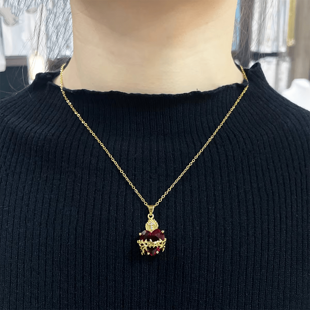 Collar con colgante del Sagrado Corazón de Jesús con piedras preciosas rojas y estilo moderno