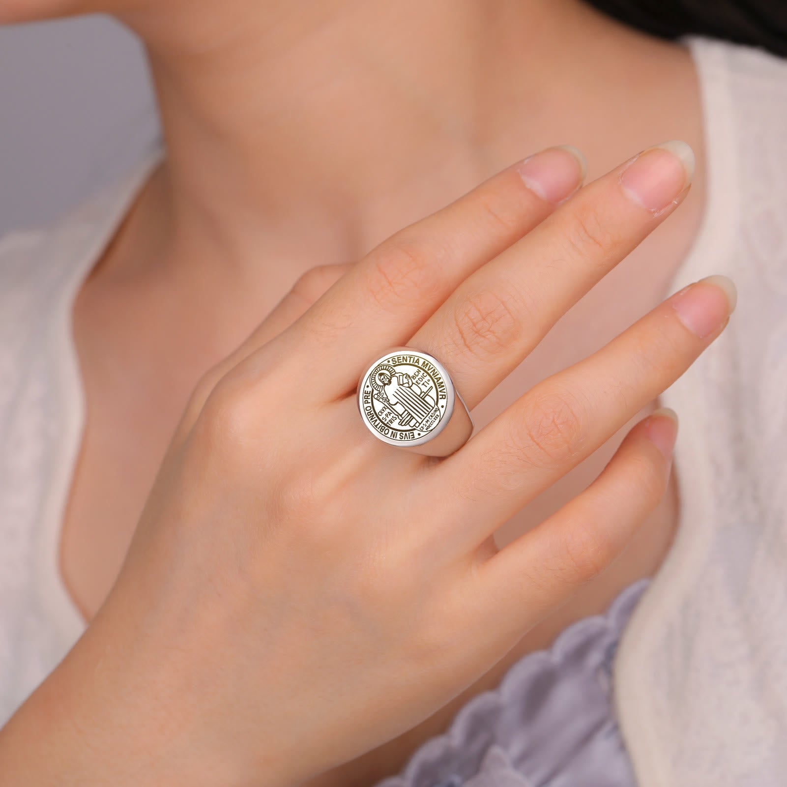 Anillo de acero inoxidable con medalla de exorcismo de San Benito grabada estilo retro-pop