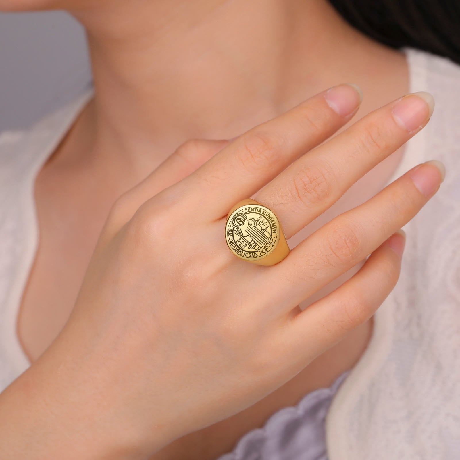 Anillo de acero inoxidable con medalla de exorcismo de San Benito grabada estilo retro-pop