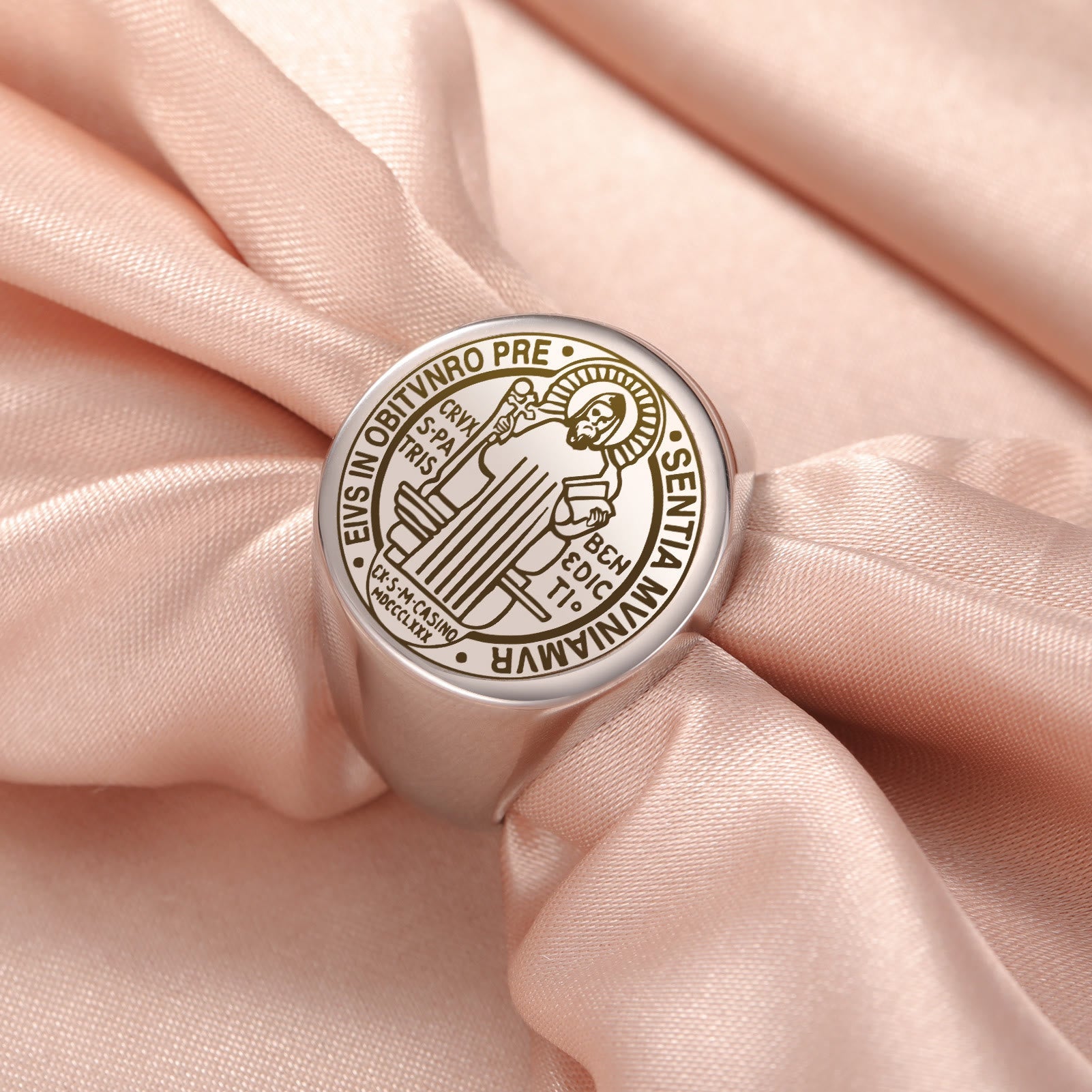 Anillo de acero inoxidable con medalla de exorcismo de San Benito grabada estilo retro-pop