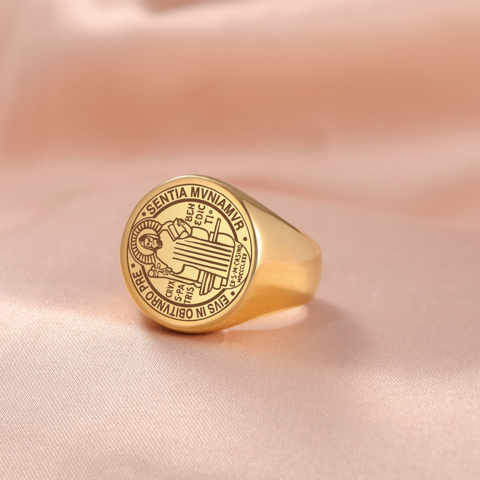 Anillo de acero inoxidable con medalla de exorcismo de San Benito grabada estilo retro-pop
