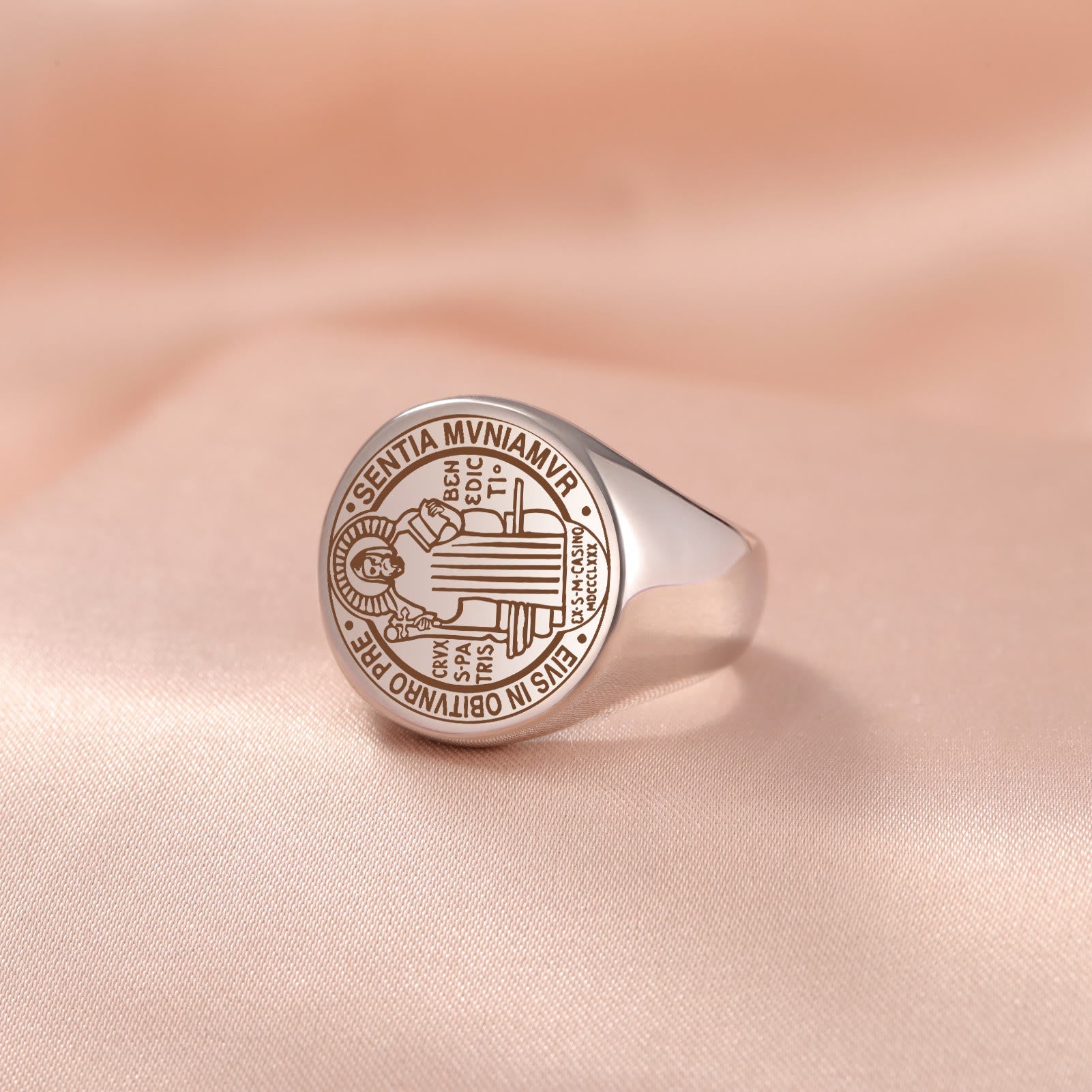 Anillo de acero inoxidable con medalla de exorcismo de San Benito grabada estilo retro-pop