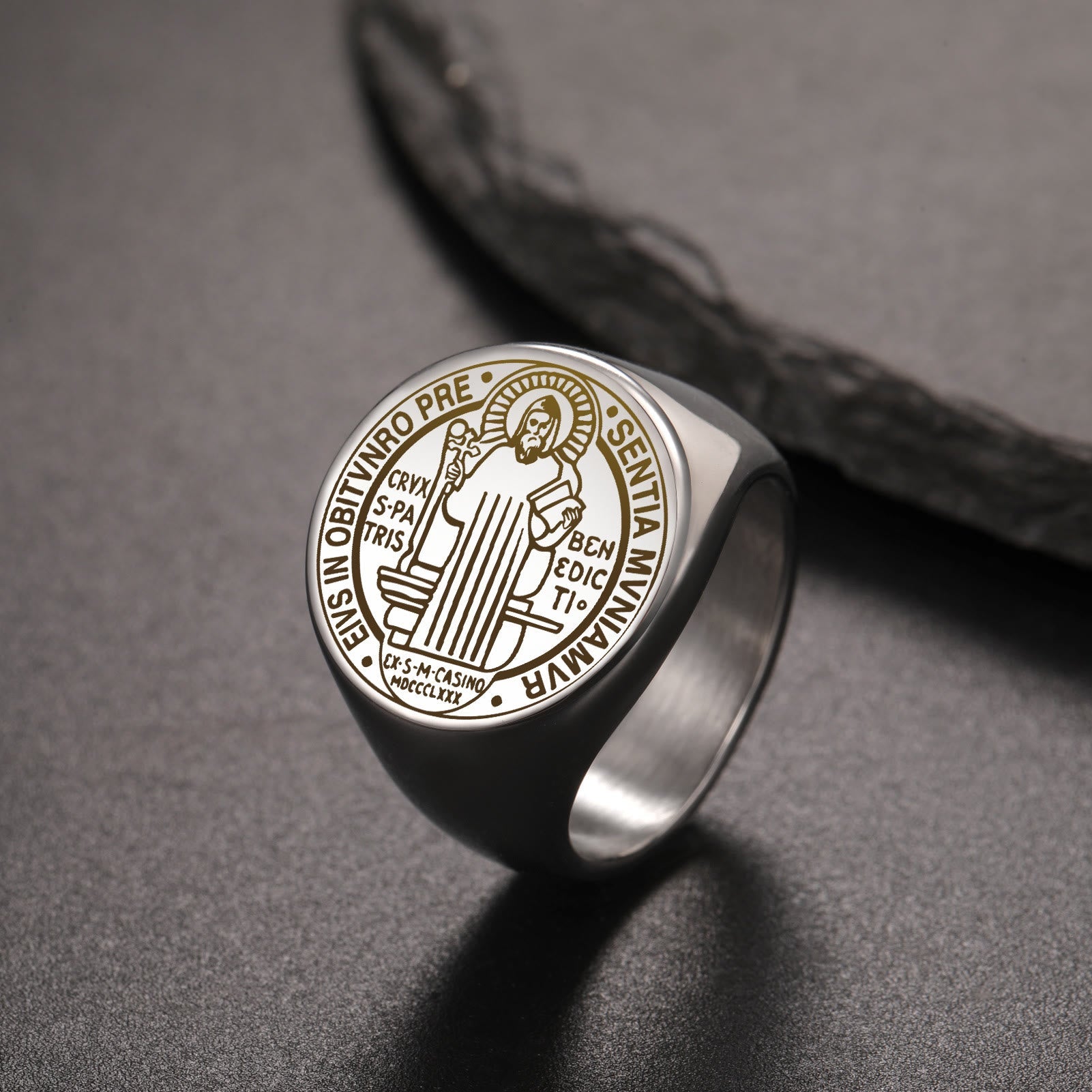 Anillo de acero inoxidable con medalla de exorcismo de San Benito grabada estilo retro-pop