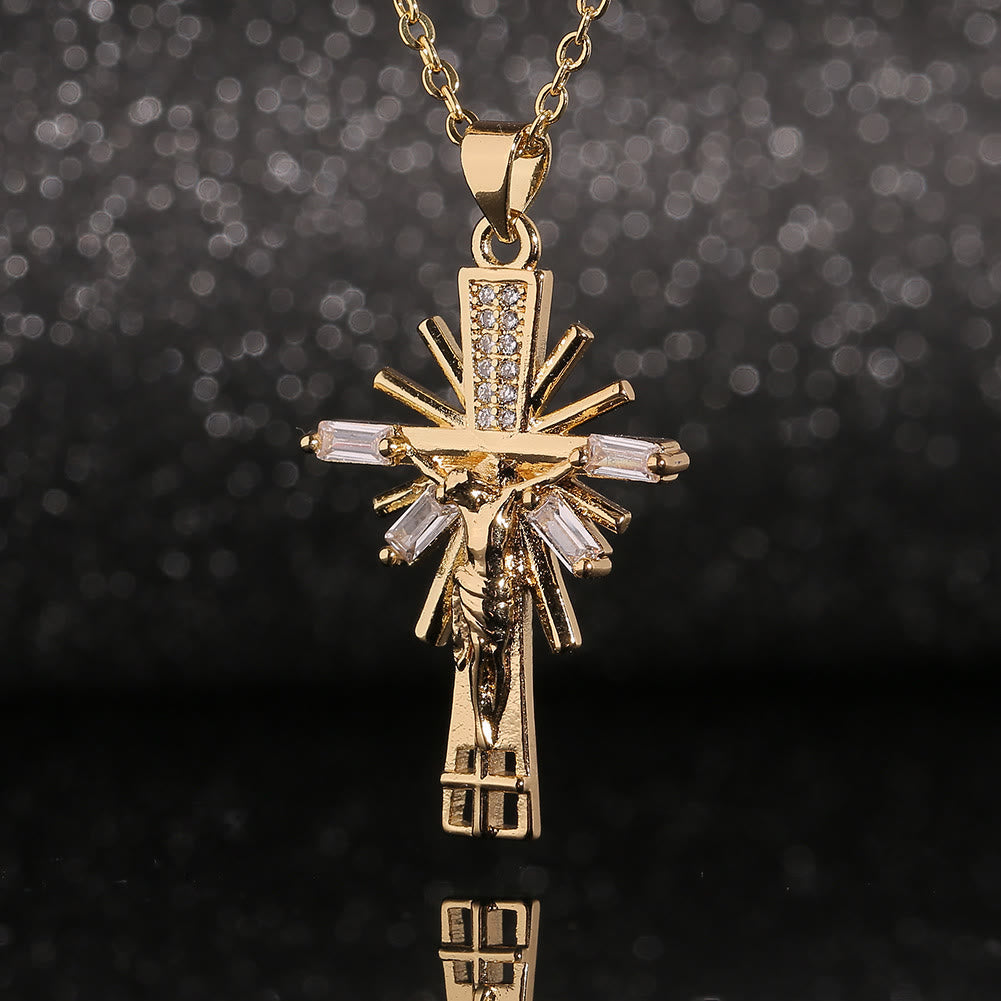 Collar con colgante de crucifijo ligero de lujo con diamantes