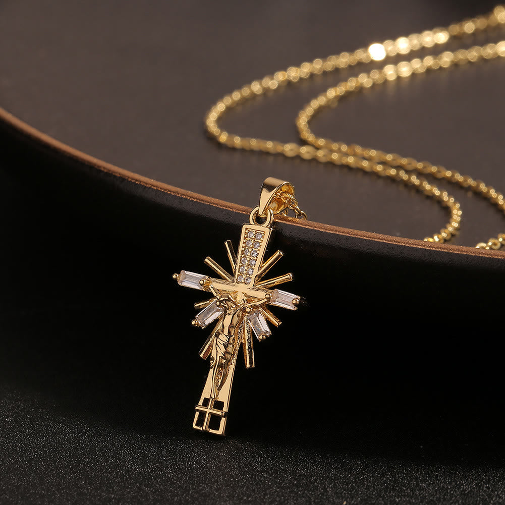 Collar con colgante de crucifijo ligero de lujo con diamantes