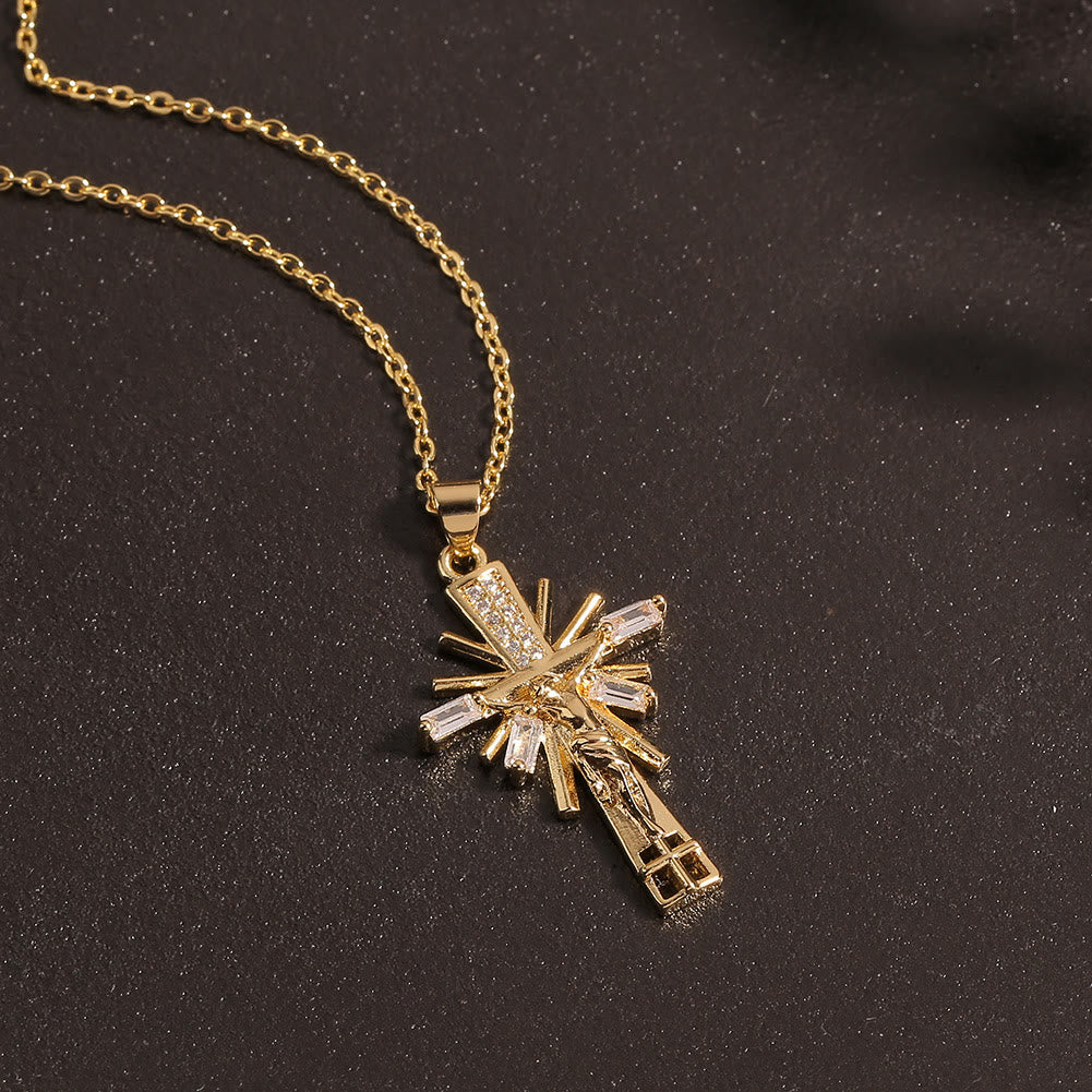 Collar con colgante de crucifijo ligero de lujo con diamantes