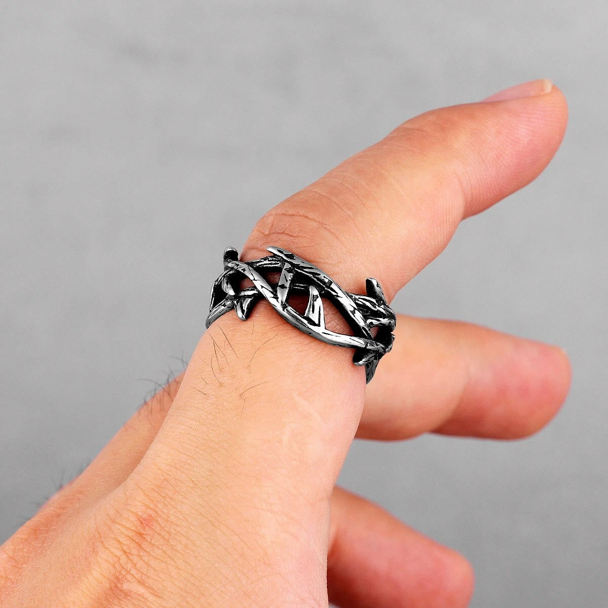 Anillo de acero de titanio con corona de espinas de Jesús de estilo retro, elaborado a mano