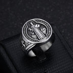 Anillo de acero de titanio clásico retro de protección de la fe de San Benito