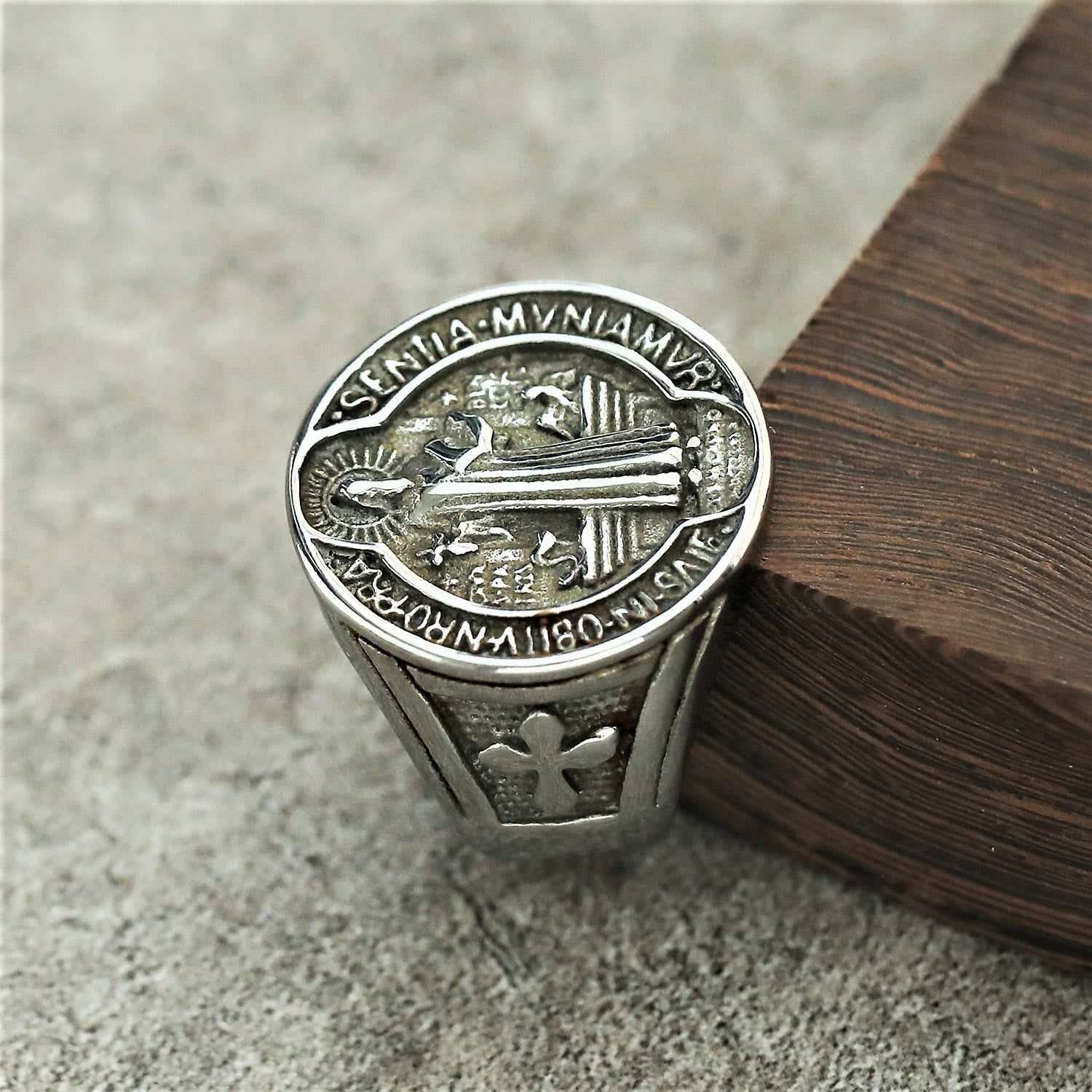 Anillo de acero de titanio clásico retro de protección de la fe de San Benito