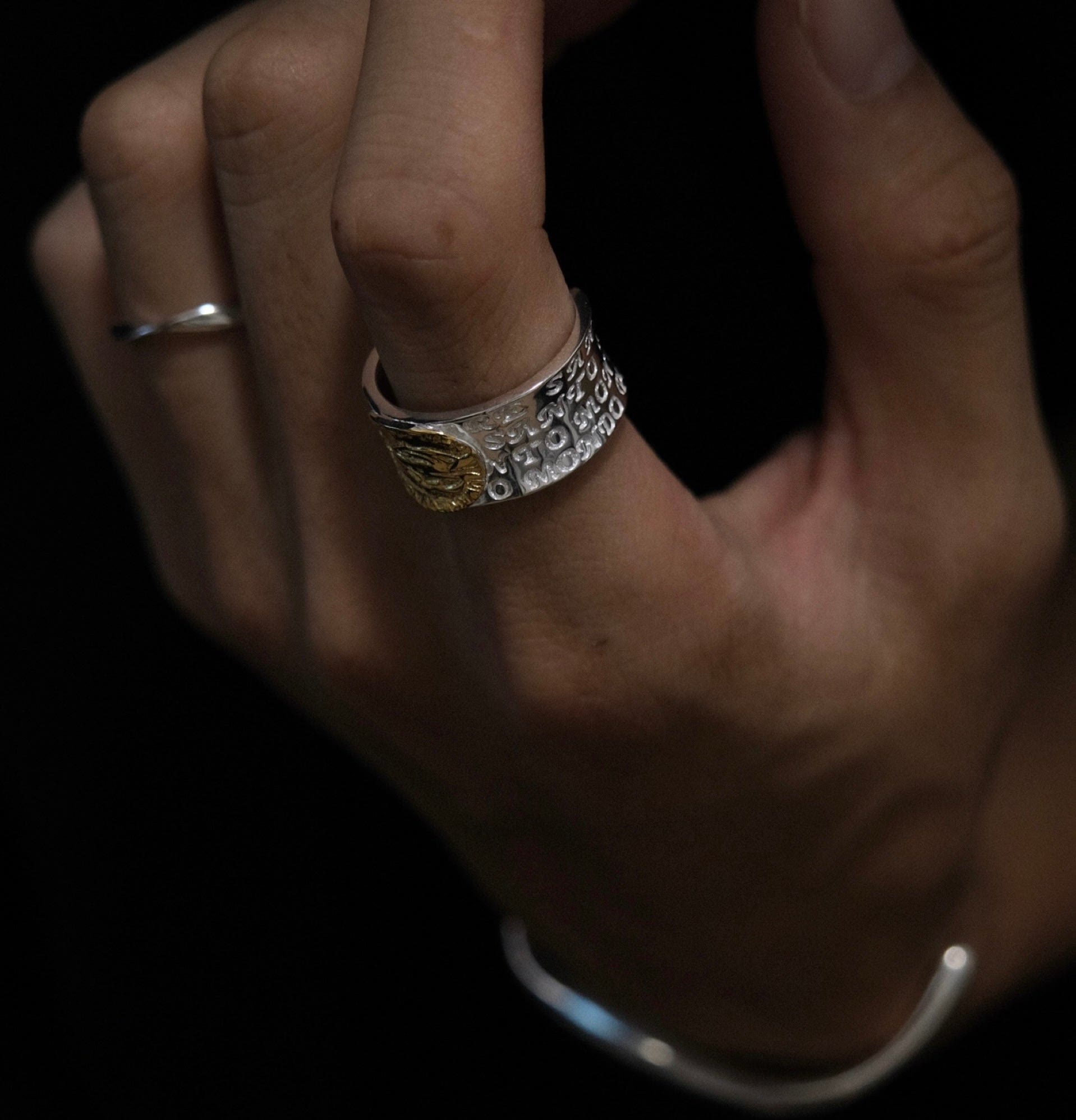 Anillo ajustable de aleación con Medalla Milagrosa de la Virgen María en oro de dos tonos estilo retro