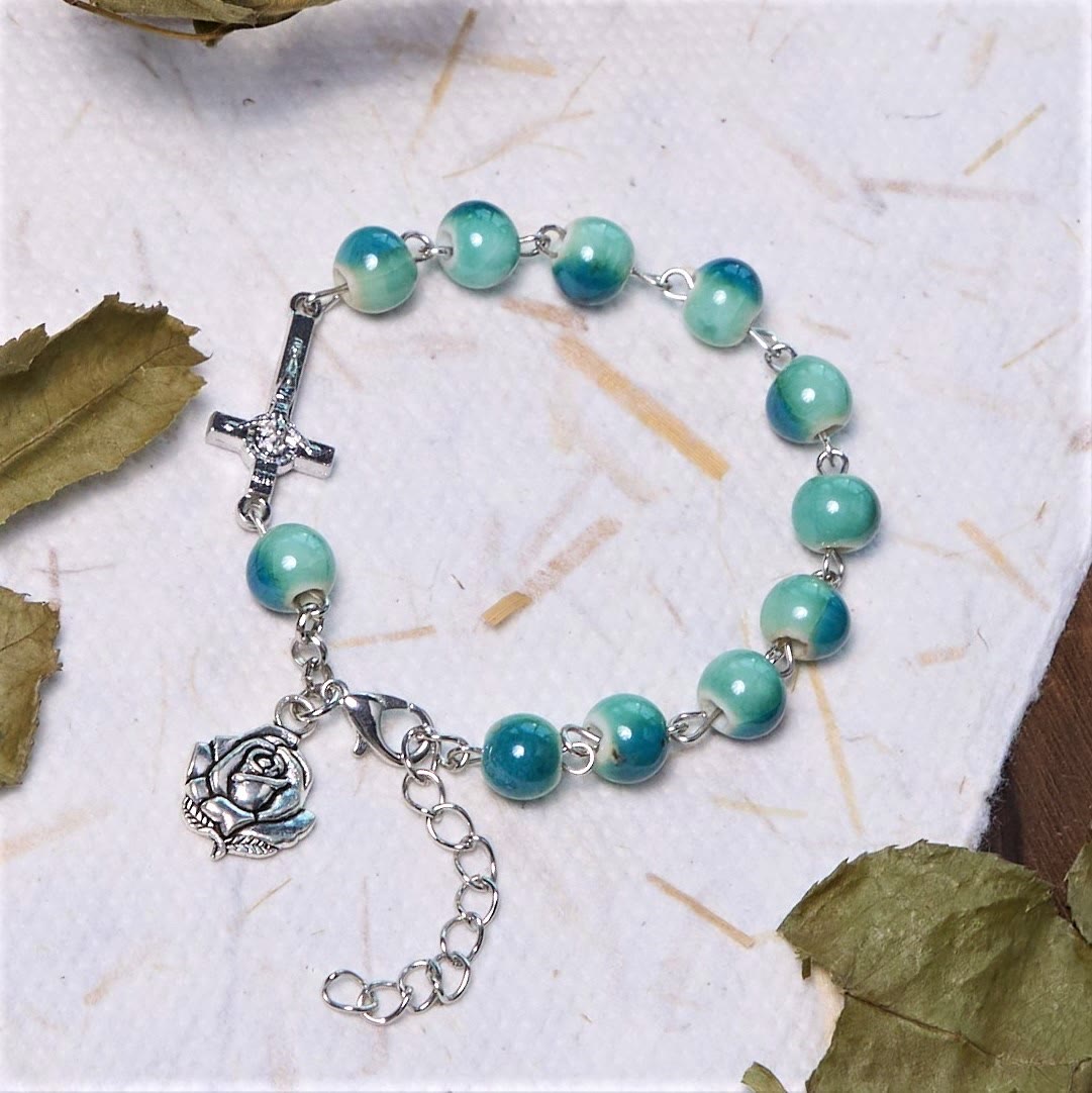 Pulsera de abalorios de cerámica en tono verde "Flor Alegre" con rosa y crucifijo