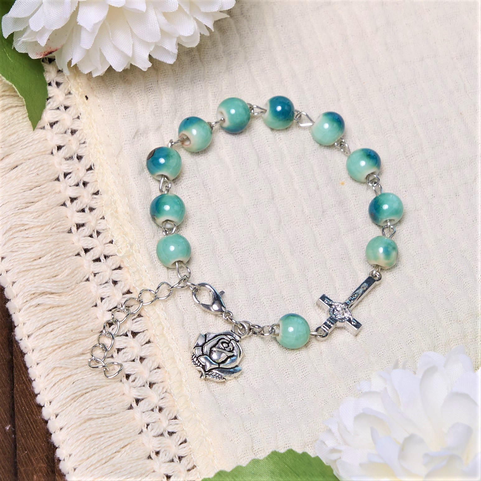 Pulsera de abalorios de cerámica en tono verde "Flor Alegre" con rosa y crucifijo