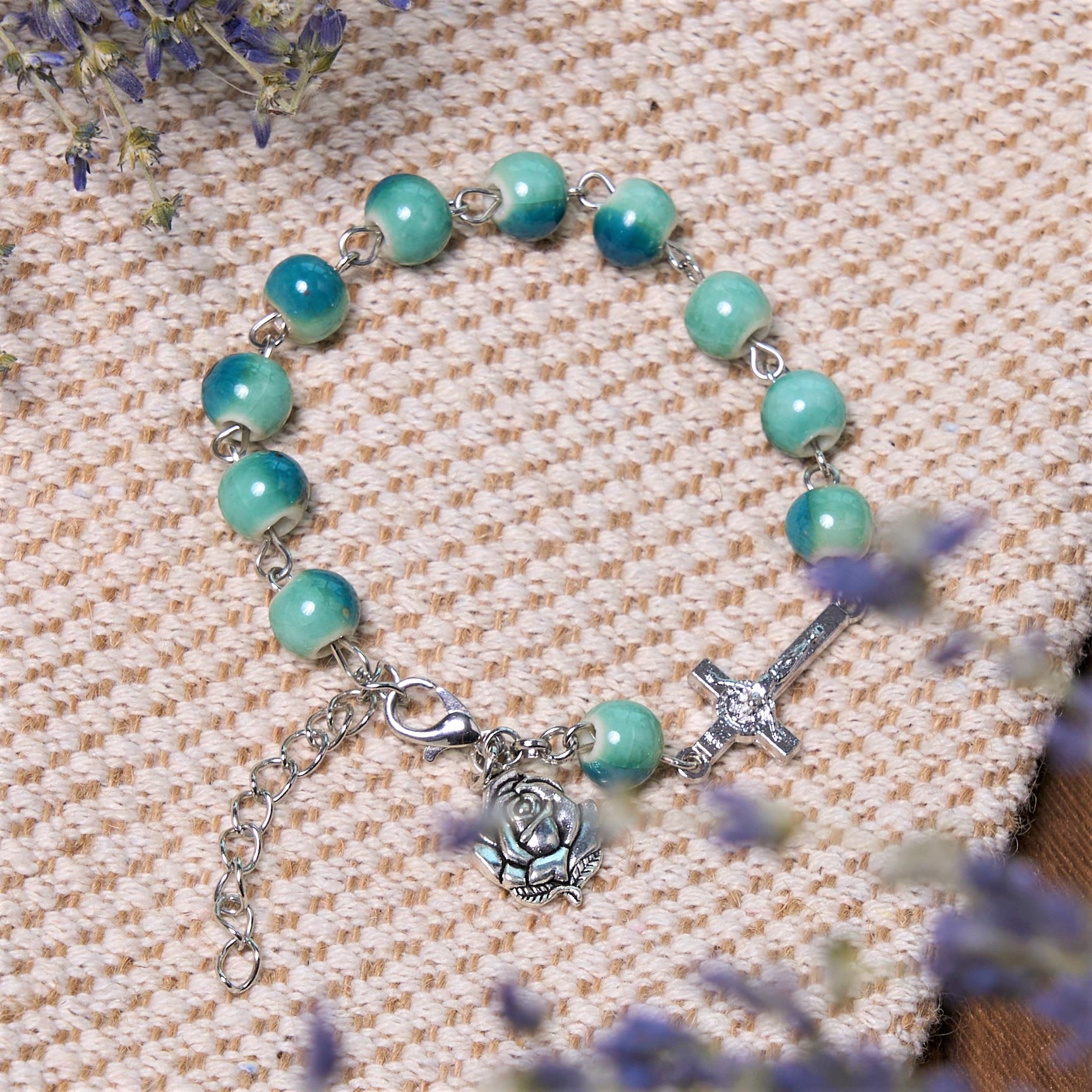 Pulsera de abalorios de cerámica en tono verde "Flor Alegre" con rosa y crucifijo