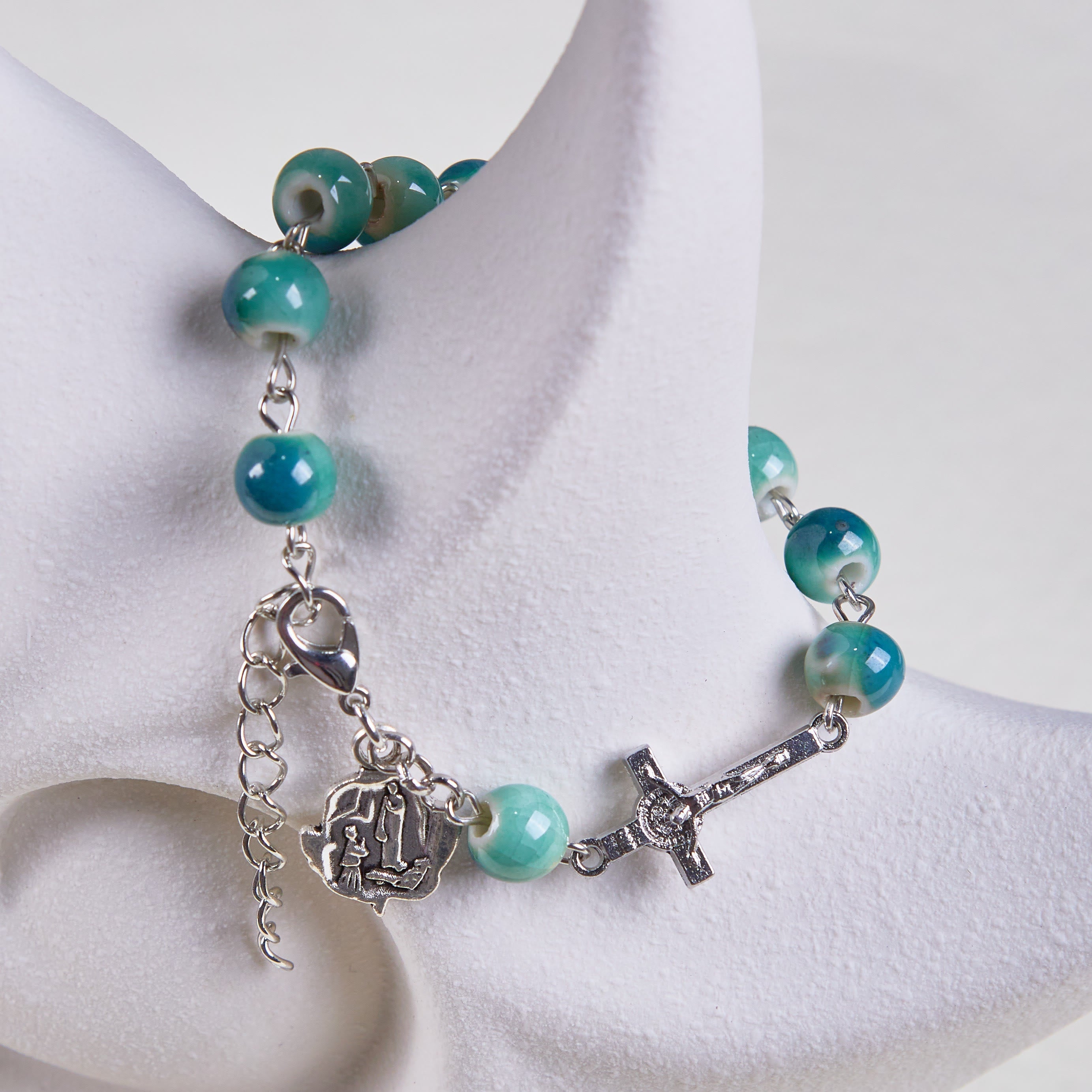 Pulsera de abalorios de cerámica en tono verde "Flor Alegre" con rosa y crucifijo