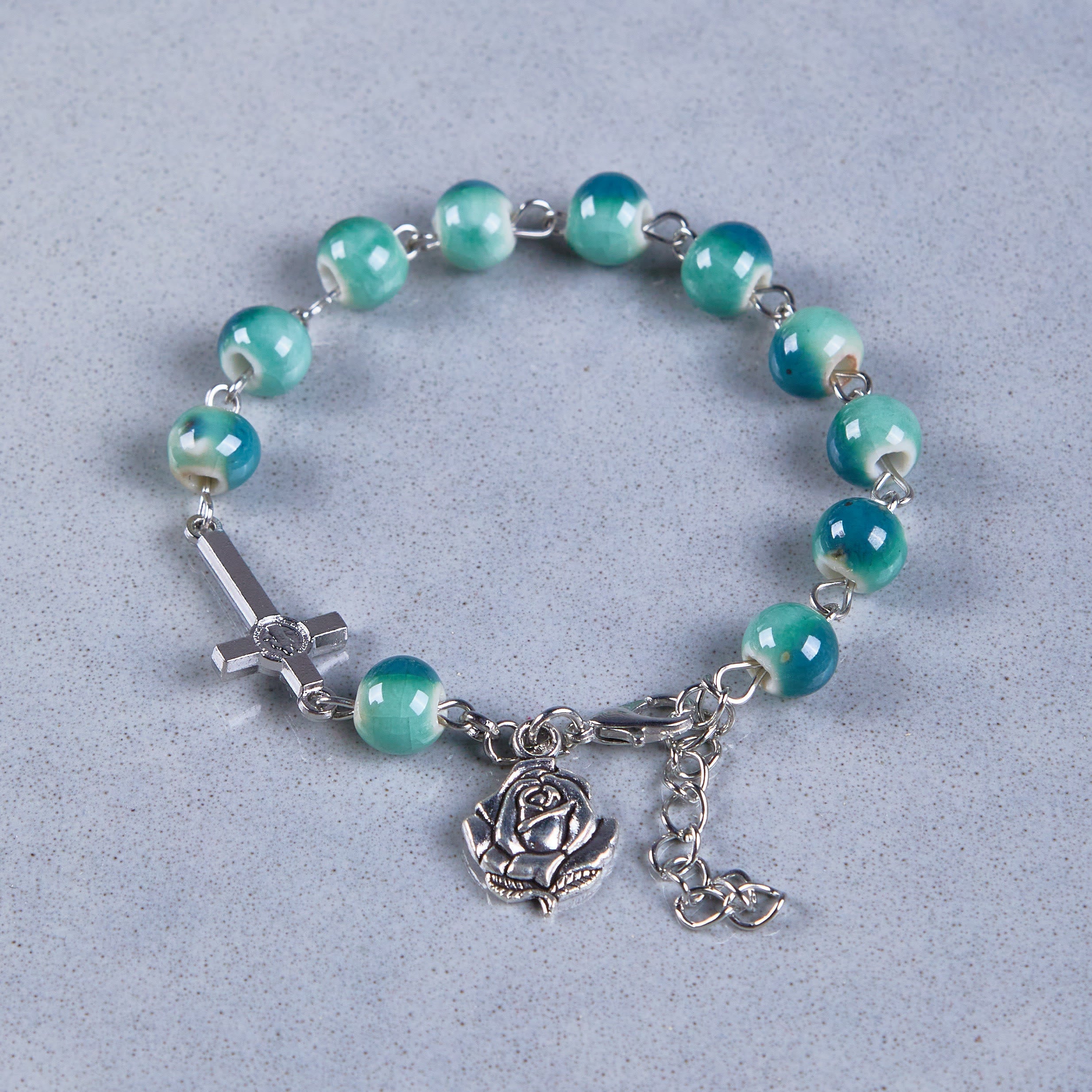 Pulsera de abalorios de cerámica en tono verde "Flor Alegre" con rosa y crucifijo