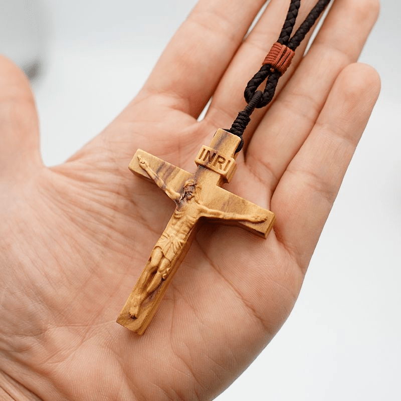 Collar de madera de Jesús Crucificado