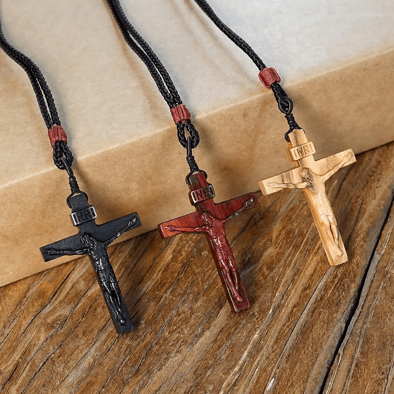 Collar de madera de Jesús Crucificado