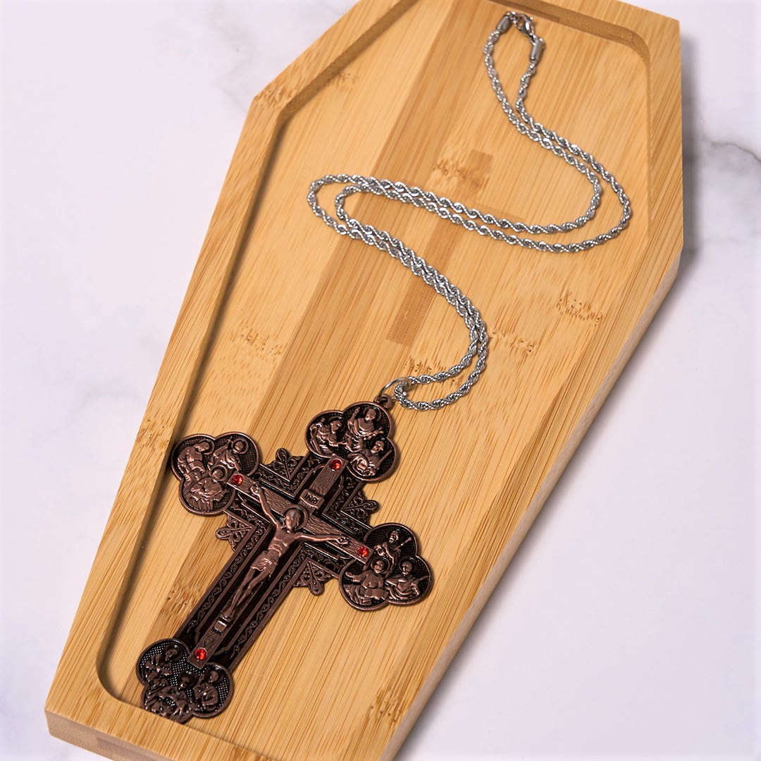 Collar con colgante de crucifijo clásico ornamentado con iconografía de todos los santos y gemas rojas