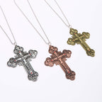 Collar con colgante de crucifijo clásico ornamentado con iconografía de todos los santos y gemas rojas