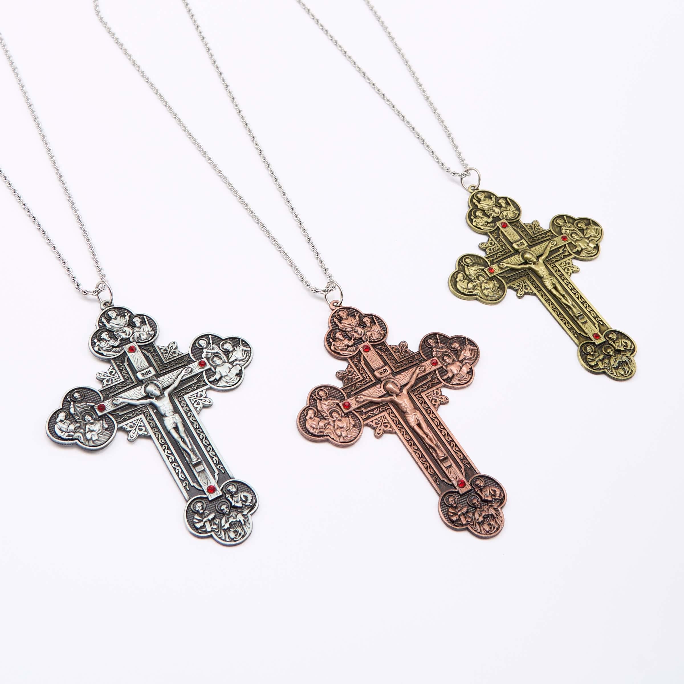 Collar con colgante de crucifijo clásico ornamentado con iconografía de todos los santos y gemas rojas
