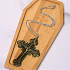 Collar con colgante de crucifijo clásico ornamentado con iconografía de todos los santos y gemas rojas