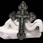 Collar con colgante de crucifijo clásico ornamentado con iconografía de todos los santos y gemas rojas