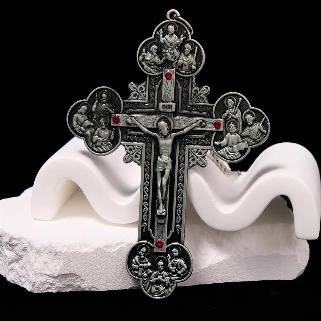 Collar con colgante de crucifijo clásico ornamentado con iconografía de todos los santos y gemas rojas
