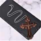 Collar con colgante de crucifijo clásico ornamentado con iconografía de todos los santos y gemas rojas