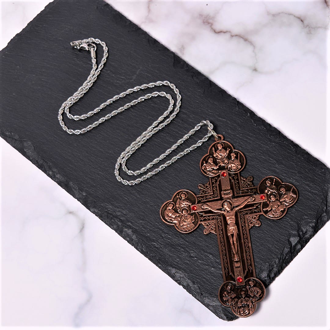 Collar con colgante de crucifijo clásico ornamentado con iconografía de todos los santos y gemas rojas