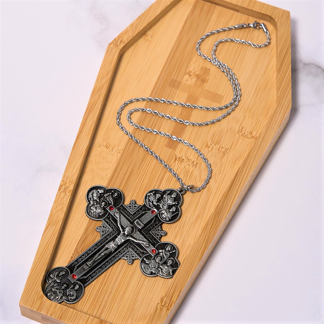Collar con colgante de crucifijo clásico ornamentado con iconografía de todos los santos y gemas rojas