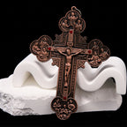 Collar con colgante de crucifijo clásico ornamentado con iconografía de todos los santos y gemas rojas