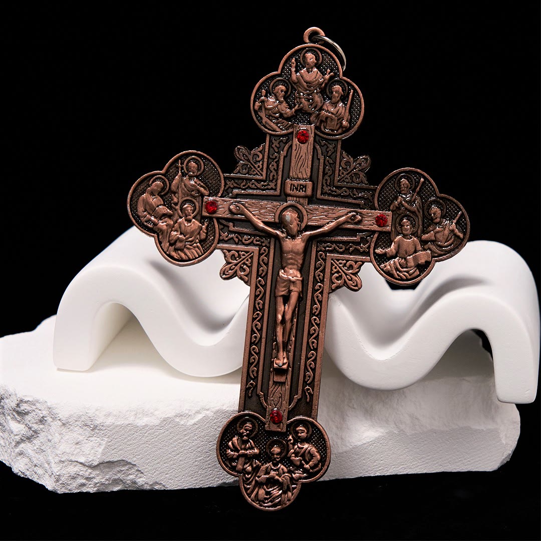 Collar con colgante de crucifijo clásico ornamentado con iconografía de todos los santos y gemas rojas