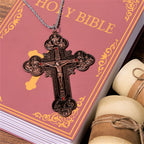 Collar con colgante de crucifijo clásico ornamentado con iconografía de todos los santos y gemas rojas