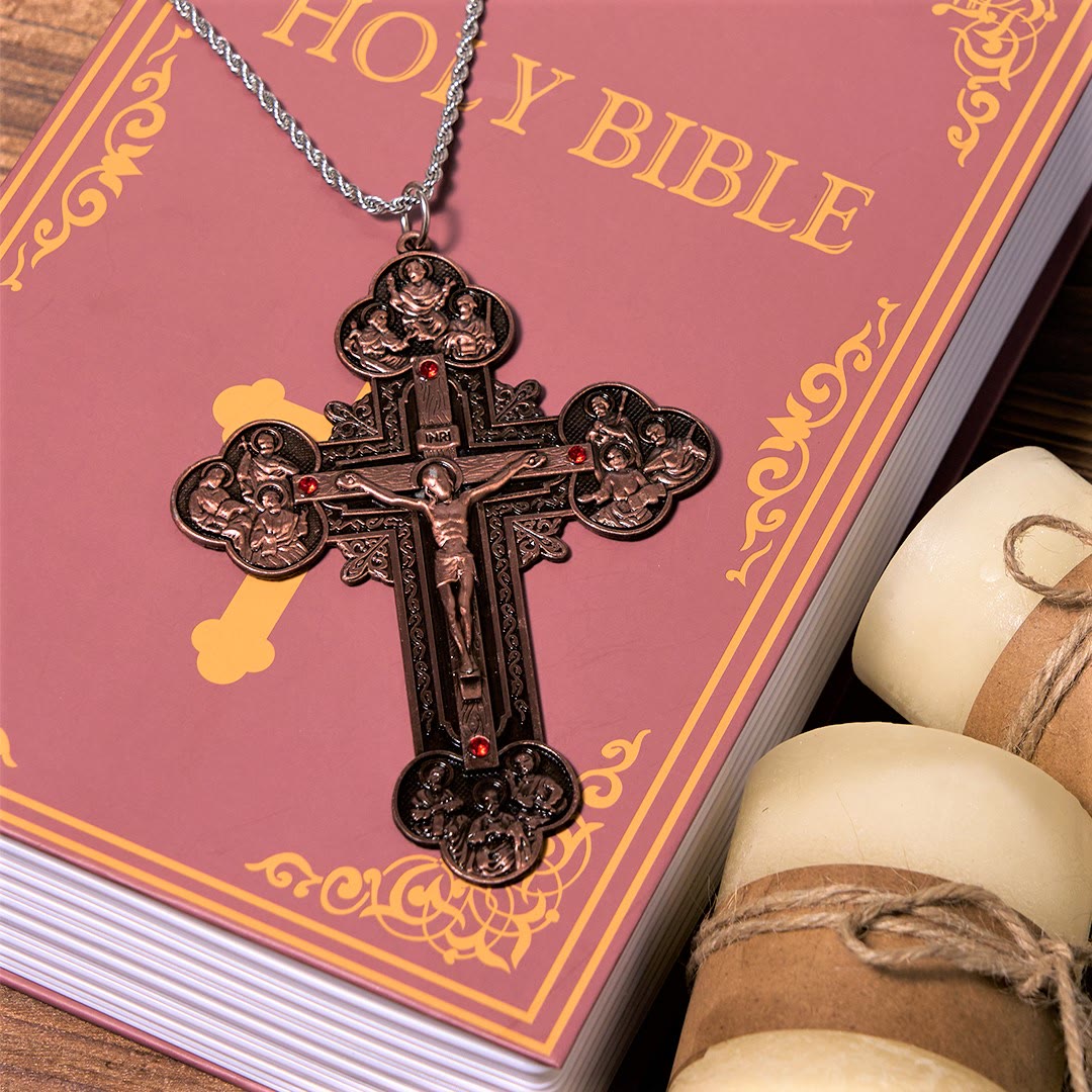Collar con colgante de crucifijo clásico ornamentado con iconografía de todos los santos y gemas rojas