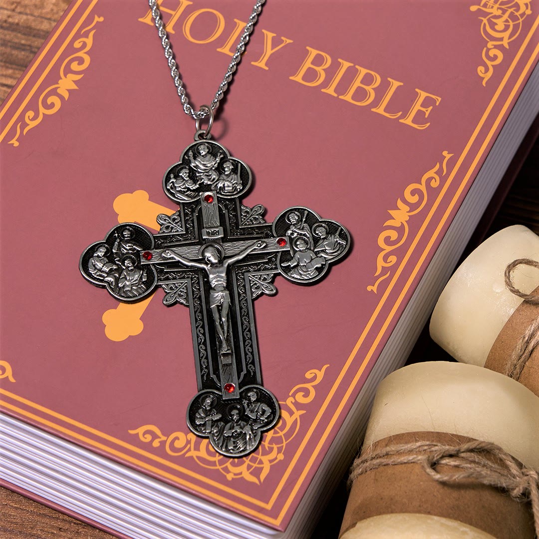 Collar con colgante de crucifijo clásico ornamentado con iconografía de todos los santos y gemas rojas
