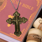 Collar con colgante de crucifijo clásico ornamentado con iconografía de todos los santos y gemas rojas
