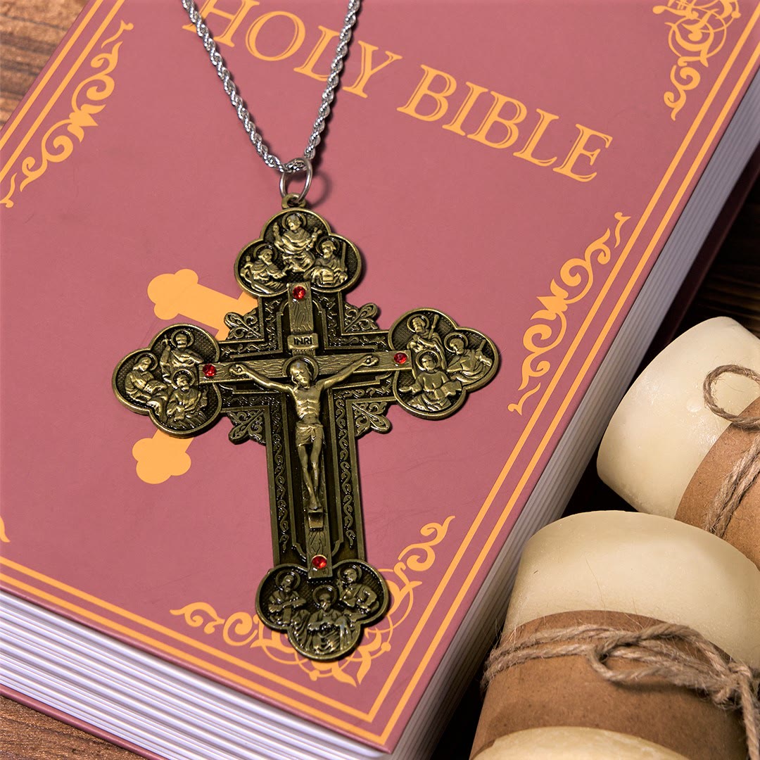 Collar con colgante de crucifijo clásico ornamentado con iconografía de todos los santos y gemas rojas