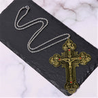 Collar con colgante de crucifijo clásico ornamentado con iconografía de todos los santos y gemas rojas