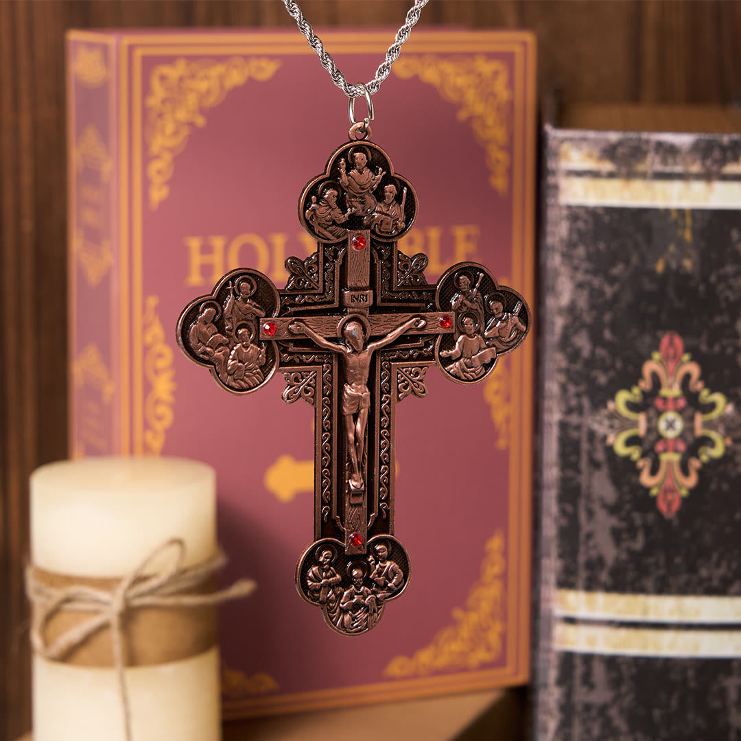 Collar con colgante de crucifijo clásico ornamentado con iconografía de todos los santos y gemas rojas
