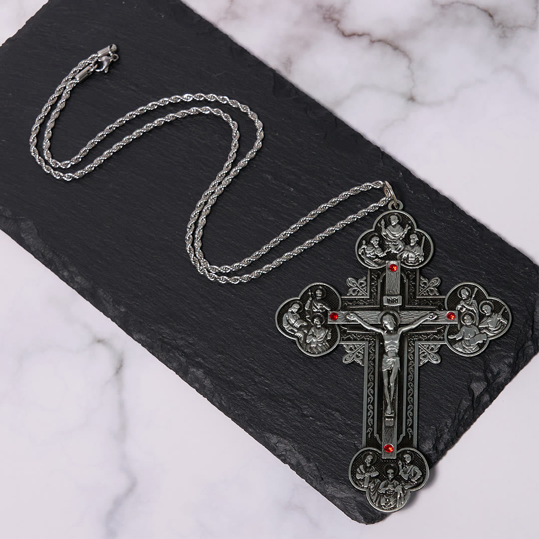 Collar con colgante de crucifijo clásico ornamentado con iconografía de todos los santos y gemas rojas